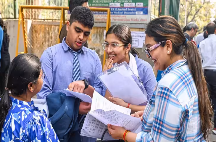 CBSE Board Alert: 10वीं और 12वीं के आधिकारिक सैंपल पेपर व मार्किंग स्कीम जारी, जानें डाउनलोड करने का आसान तरीका