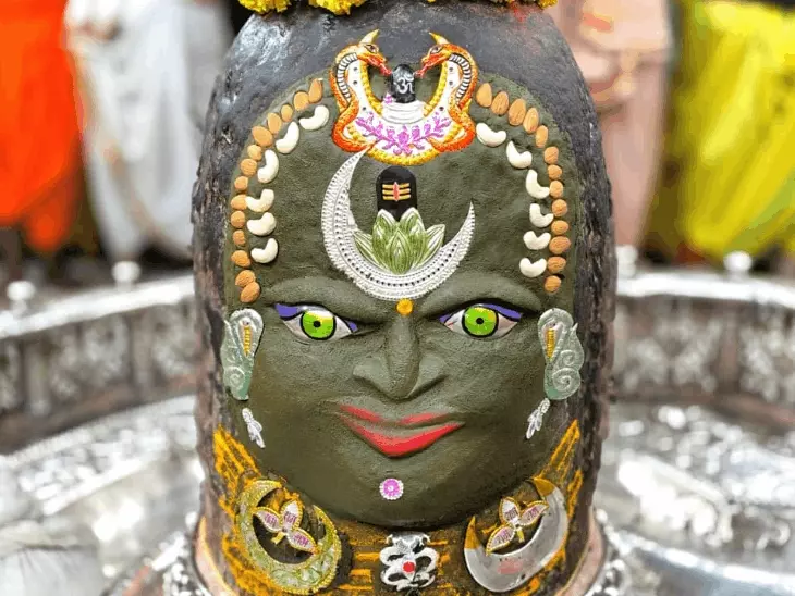 मंगलवार तड़के 3 बजे खुले महाकाल मंदिर के पट, पंचामृत अभिषेक के बाद भस्म से हुआ विशेष श्रृंगार