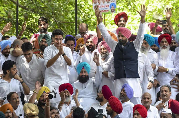 पंजाब कांग्रेस के प्रदर्शन में वाटर कैनन का इस्तेमाल, कई नेता-कार्यकर्ता घायल; सचिन पायलट समेत बड़े नेता हिरासत में