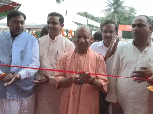 उत्तर प्रदेश के युवाओं के लिए सरकारी नौकरी को लेकर मुख्यमंत्री योगी आदित्यनाथ ने बड़ा ऐलान किया है। मुख्यमंत्री ने कहा है कि विधानसभा चुनाव की घोषणा से पहले प्रदेश के एक लाख युवाओं को सरकारी नौकरी देने का लक्ष्य रखा गया है। इस अभियान की शुरुआत 19 सितंबर से होगी। इनमें अकेले पुलिस और होमगार्ड विभाग में 77 हजार भर्तियां शामिल हैं। मुख्यमंत्री ने यह जानकारी गोरखपुर में आयोजित एक कार्यक्रम के दौरान दी।  19 सितंबर से शुरू होगा भर्ती अभियान  मुख्यमंत्री योगी आदित्यनाथ के मुताबिक, अगले छह महीनों में एक लाख युवाओं को सरकारी नौकरी देने की प्रक्रिया आगे बढ़ाई जाएगी। उन्होंने कहा कि इसकी शुरुआत 19 सितंबर से होने जा रही है। कुल प्रस्तावित भर्तियों में से 77 हजार पद पुलिस और होमगार्ड विभाग से जुड़े हैं। बाकी नियुक्तियां अलग-अलग सरकारी विभागों में होने की बात कही गई है।  सरकार की ओर से विभिन्न विभागों में भर्ती प्रक्रिया पहले से भी जारी है। मुख्यमंत्री ने बताया कि बेसिक और माध्यमिक शिक्षा विभाग में टीजीटी-पीजीटी शिक्षकों की नियुक्ति के लिए विज्ञापन जारी किए जा चुके हैं और आवेदन प्रक्रिया शुरू हो चुकी है।  अब तक साढ़े 9 लाख युवाओं को नौकरी देने का दावा  मुख्यमंत्री ने अपने संबोधन में कहा कि उनकी सरकार अब तक करीब 9.5 लाख युवाओं को सरकारी नौकरी दे चुकी है। अब एक लाख और युवाओं को सरकारी नौकरी देने के बाद यह आंकड़ा करीब 10.5 लाख तक पहुंच सकता है। हालांकि अलग-अलग मौकों पर सरकार की ओर से बताए गए रोजगार के आंकड़ों में थोड़ा अंतर रहा है। अगस्त में मुख्यमंत्री ने 9.3 लाख से ज्यादा युवाओं को सरकारी नौकरी दिए जाने की बात कही थी।  अगस्त में एक नियुक्ति पत्र वितरण कार्यक्रम के दौरान मुख्यमंत्री ने कहा था कि अगले छह महीनों में एक लाख युवाओं को नियुक्ति पत्र दिए जाएंगे। उस कार्यक्रम में 3,446 तकनीकी सहायकों और 126 मंडी सचिवों को नियुक्ति पत्र भी दिए गए थे।  पुलिस और होमगार्ड में 77 हजार पद  नई भर्ती में पुलिस और होमगार्ड विभाग की हिस्सेदारी सबसे बड़ी बताई गई है। मुख्यमंत्री के अनुसार इन दोनों विभागों में 77 हजार नियुक्तियां होंगी। इससे पुलिस और सुरक्षा से जुड़े विभागों में सरकारी नौकरी की तैयारी कर रहे अभ्यर्थियों के लिए भर्ती के नए अवसर खुलेंगे।  हालांकि प्रत्येक भर्ती में पदों का विभागवार विवरण, शैक्षणिक योग्यता, आयु सीमा, आरक्षण और आवेदन की अंतिम तारीख संबंधित भर्ती विज्ञापन में स्पष्ट की जाएगी। इसलिए अभ्यर्थियों को आधिकारिक भर्ती नोटिफिकेशन जारी होने के बाद ही आवेदन संबंधी अंतिम जानकारी पर भरोसा करना चाहिए।  चुनाव से पहले पूरा करने का लक्ष्य  मुख्यमंत्री ने कहा है कि एक लाख नियुक्तियों की प्रक्रिया विधानसभा चुनाव की घोषणा से पहले पूरी करने का लक्ष्य है। यह घोषणा ऐसे समय हुई है जब उत्तर प्रदेश में आगामी विधानसभा चुनाव को लेकर राजनीतिक गतिविधियां बढ़ रही हैं। मुख्यमंत्री ने युवाओं को रोजगार देने के साथ भर्ती प्रक्रिया में पारदर्शिता और बिना भेदभाव नियुक्ति की बात भी कही है।  फिलहाल युवाओं की नजर 19 सितंबर से शुरू होने वाली भर्ती प्रक्रिया पर है। आने वाले दिनों में अलग-अलग विभागों की ओर से पदों और आवेदन प्रक्रिया से जुड़ी विस्तृत जानकारी सामने आने की उम्मीद है।