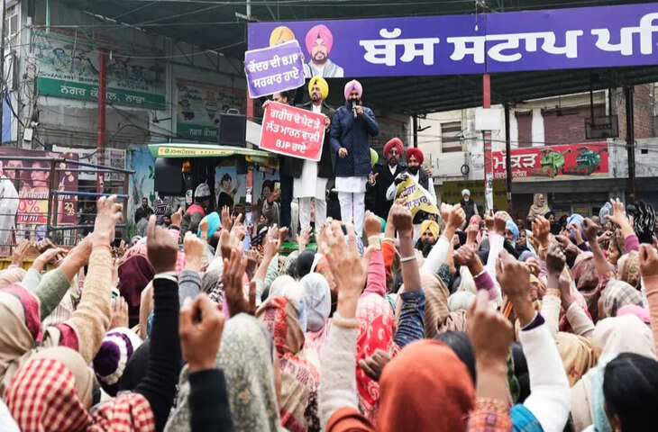 मजदूरों की रोजी-रोटी छीन रही सरकार&hellip; मनरेगा को लेकर AAP कार्यकर्ताओं का केंद्र पर हमला