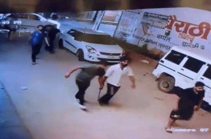 जयपुर में प्रॉपर्टी ऑफिस पर हमला: 3 भाइयों को लाठी-सरियों से पीटा, स्कॉर्पियो में की तोड़फोड़; CCTV आया सामने