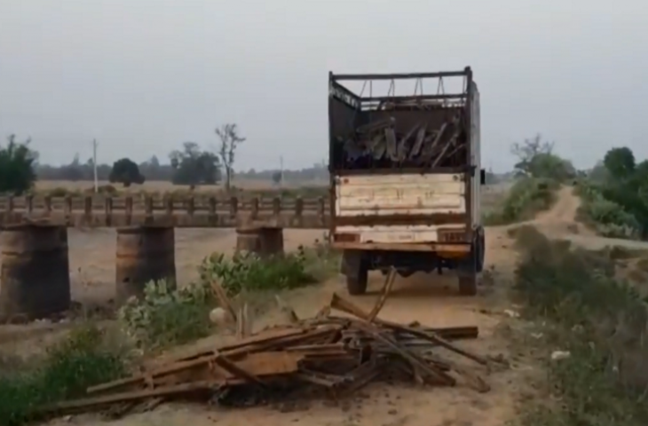 बिहार में दिनदहाड़े चोरी हो गया 60 फुट लंबा पुल, वीडियो में देखें कैसे दिया वारदात को अंजाम