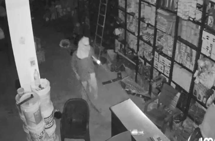 देर रात चुपके से दुकान में घुसा चोर, लाखों का माल पार; CCTV कैमरे में कैद हुई पूरी वारदात
