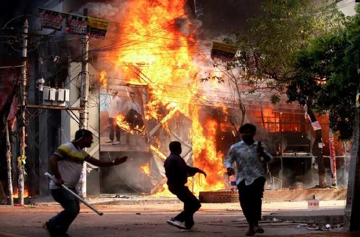 बांग्लादेश में&nbsp;दंगाइयों ने आग के हवाले किये&nbsp;'प्रथम आलो' अखबार के दफ्तर, जाने क्या है इसका हिंदी अर्थ और विवाद का कारण ?