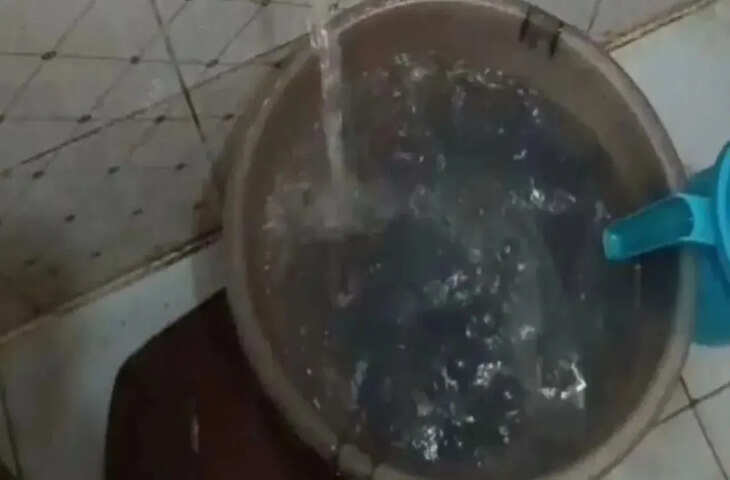 ग्रेटर नोएडा में इंदौर जैसा मामला, घरों में सप्लाई हुआ सीवर मिला पानी, 8 लोग बीमार