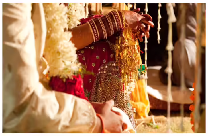 गोरखपुर में पुलिस ने मंडप पर आकर फोडा दूल्हे का भांडा, दुल्हन के भी उड़े होश