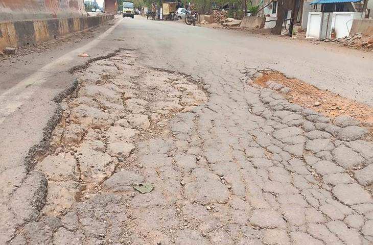 Raipur राजनीतिक पार्टियां नहीं उठा रही खराब सड़कों का मुद्दा, जनता चुका रही लापरवाही का खामियाजा