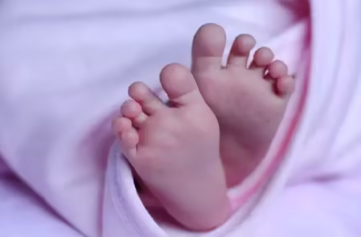 दूध पिलाते समय बिगड़ी बच्ची की तबीयत, अस्पताल में ले गए परिजन, डॉक्टरों ने घोषित किया मृत