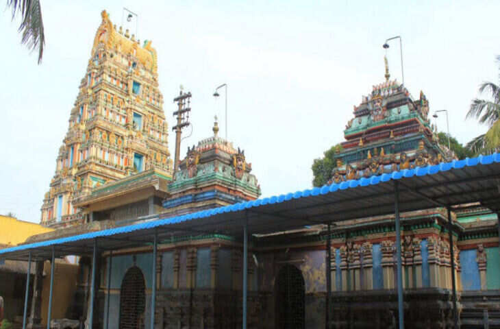 छत्तीसगढ़ के कोरबा से एक चौंकाने वाला मामला सामने आया है। यहां बालिका आश्रम में पढ़ने वाली एक नाबालिग छात्रा ने सोमवार देर रात एक बच्चे को जन्म दिया। इतना ही नहीं, डर के कारण उसने बच्चे को आश्रम के पीछे जंगल में फेंक दिया। अगले दिन यानी मंगलवार को छात्र की तबीयत अचानक खराब हो गई। उसे अस्पताल ले जाया गया। वहां मौजूद डॉक्टर भी उसकी रिपोर्ट देखकर हैरान रह गए।    डॉक्टरों ने बताया कि छात्रा ने हाल ही में एक बच्चे को जन्म दिया है। जब छात्रा से पूछताछ की गई तो वह फूट-फूट कर रोने लगी। छात्रा ने बताया कि उसने आश्रम के बाथरूम में बच्चे को जन्म दिया और नवजात को जंगल में फेंक दिया। यह सुनकर आश्रम कर्मचारियों और प्रशासन में हड़कंप मच गया। पुलिस और प्रशासन के अधिकारी मौके पर पहुंचे और जंगल से नवजात शिशु को बरामद किया। रात भर कड़ाके की ठंड के बावजूद बच्चा जीवित था। उन्हें तुरंत अस्पताल में भर्ती कराया गया।  सुरक्षा व्यवस्था पर उठे सवाल  यह दिल दहलाने वाली घटना पोड़ी-उपरोड़ा ब्लॉक के 100 सीटर कन्या आश्रम की है। इस घटना के बाद आश्रम की सुरक्षा व्यवस्था को लेकर कई सवाल उठ रहे हैं। आश्रम प्रशासन को नाबालिग लड़की के गर्भवती होने की जानकारी कैसे नहीं हुई? आश्रम में विद्यार्थियों की देखभाल और स्वास्थ्य जांच के लिए क्या व्यवस्था है?  जांच शुरू हुई  जिला कलेक्टर अजीत वसंत ने इस घटना का गंभीरता से संज्ञान लिया है। उन्होंने स्वास्थ्य विभाग और महिला एवं बाल विकास विभाग को इस मामले की जांच के निर्देश दिए हैं। आश्रम के अधीक्षक को निलंबित कर दिया गया है और विभागीय जांच शुरू कर दी गई है।