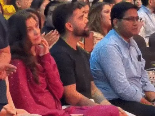 BREAKING:&nbsp; मुंबई में कृष्णा दास के कीर्तन में पहुंचे विराट-अनुष्का, भक्ति गीत गाते आए नजर