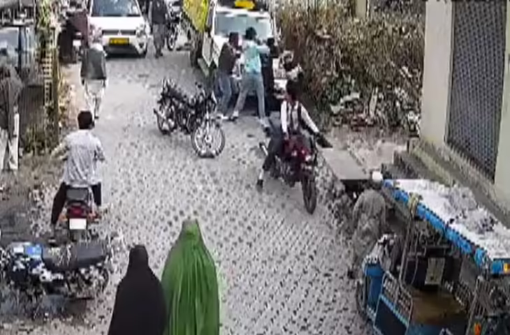 Teacher पर हमले का चौंकाने वाला वीडियो: 16 सेकेंड में 40 वार, तीन नकाबपोश बाइक सवारों ने दिया वारदात को अंजाम​​​​​​​