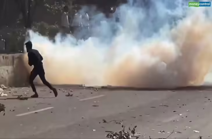 नोएडा में फैक्ट्री कर्मचारियों का हिंसक प्रदर्शन, वीडियो में देंखे कई इलाकों में भारी तोड़फोड़ और आगजनी