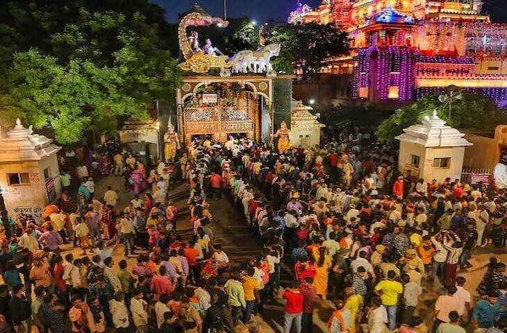 Janmashtami Special: देशभर में मची कन्हैया के जन्म की धूम, मथुरा-वृंदावन से लेकर द्वारका तक मंदिरों में उमड़ा जनसैलाब