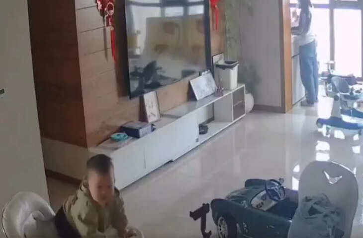 मां ने बचाने की कोशिश की, फिर भी गिर गया बच्चा; वायरल वीडियो देख भावुक हुए लोग