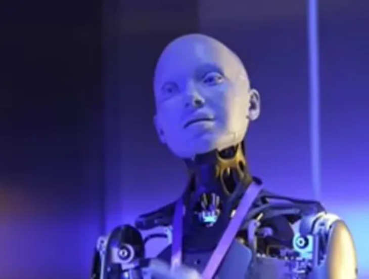 इंसान की तरह बात करने वाला रोबोट संग्रहालय में पहुंचा, लोगों से पूछा उनकी सेहत के बारे में, देखें वीडियो