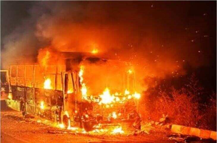 बस से धुआं निकलते ही मची अफरा-तफरी, देखते ही देखते आग की लपटों में घिरी पूरी बस