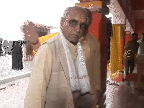 राम मंदिर चढ़ावा चोरी मामले के बाद पहली बार अयोध्या पहुंचे चंपत राय, तपस्वी छावनी मंदिर में किए दर्शन