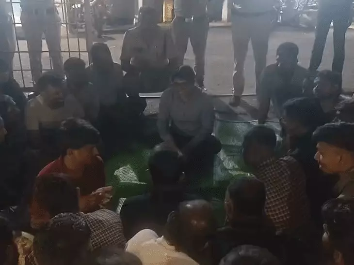 शिक्षक भर्ती के अभ्यर्थियों के साथ जमीन पर बैठे आयुक्त, बोले- कोर्ट के फैसले तक करें इंतजार; 1 हजार उम्मीदवार नौकरी से वंचित
