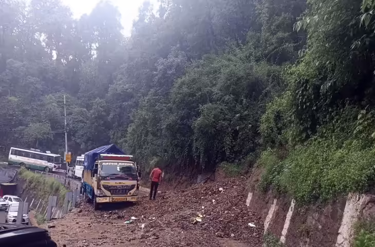 हिमाचल में बारिश बनी आफत! मनाली-लेह हाईवे बंद, 45 सड़कें ठप, चंबा में घरों में घुसा पानी