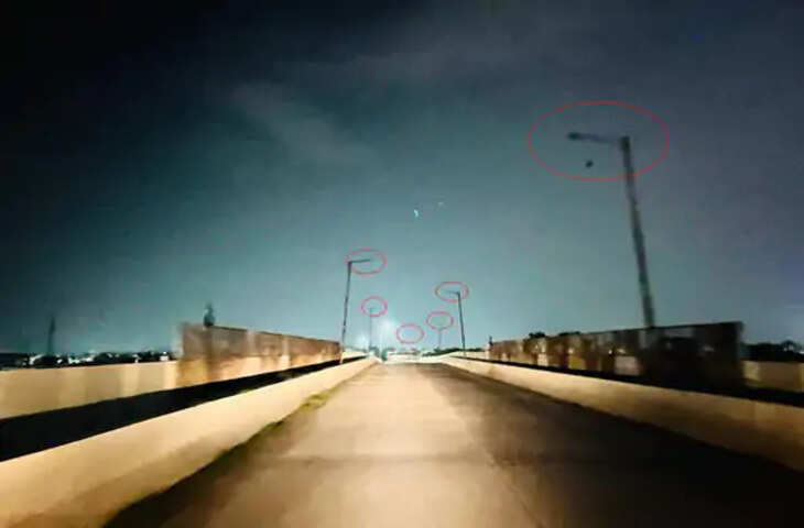 Kota रेलवे ओवरब्रिज पर छाया अंधेरा, जिम्मेदार लोग कर रहे बड़े हादसे का इंतजार!