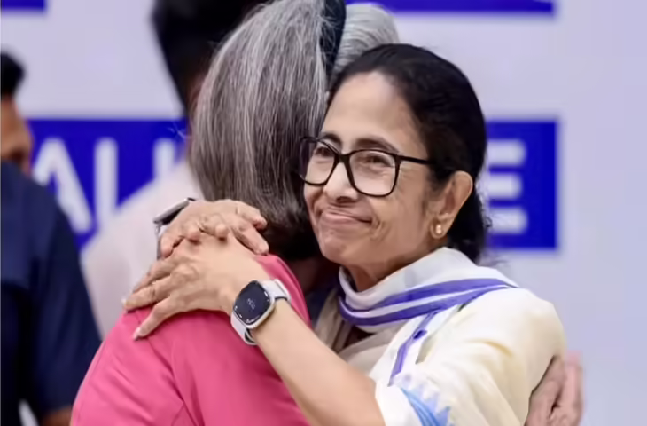 डूबती TMC को सहारा देने के लिए आगे आई सोनिया गांधी, दीदी को दिया कांग्रेस में विलय का ऑफर&nbsp;