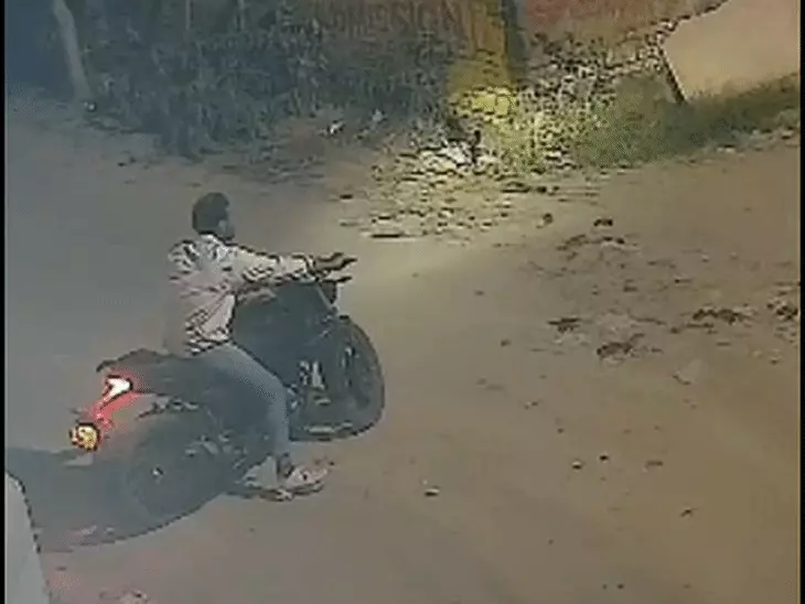 मेरठ में इवनिंग वॉक पर निकली महिला से चेन लूट, CCTV में कैद हुई वारदात; झपट्टा मारकर फरार हुए बदमाश