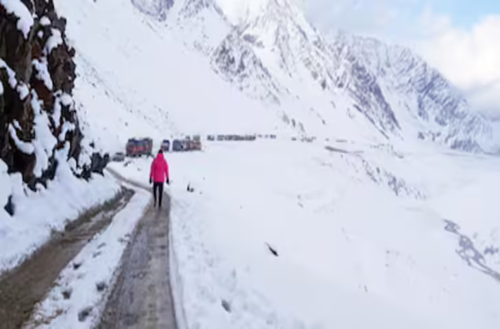 हिमाचल में मौसम का कहर: ऊंची चोटियों पर बर्फबारी, फुटेज में जाने कई जिलों में बारिश, रोहतांग-बारालाचा में फंसे पर्यटक