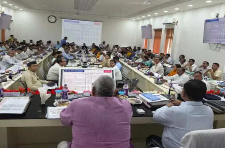 बेगूसराय में दिशा समिति की बैठक, गिरिराज सिंह ने विकास योजनाओं और कानून-व्यवस्था की समीक्षा की