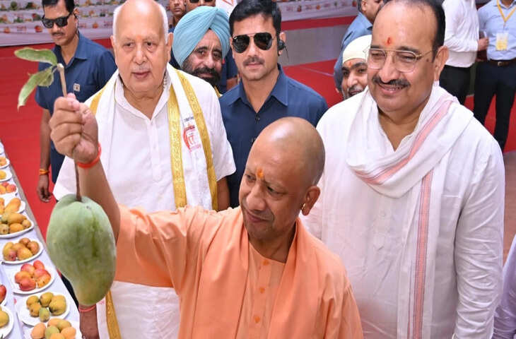 लखनऊ आम महोत्सव का शुभारंभ: CM योगी ने आधा किलो का आम देखा, हाथ में लेकर खिंचवाई तस्वीर