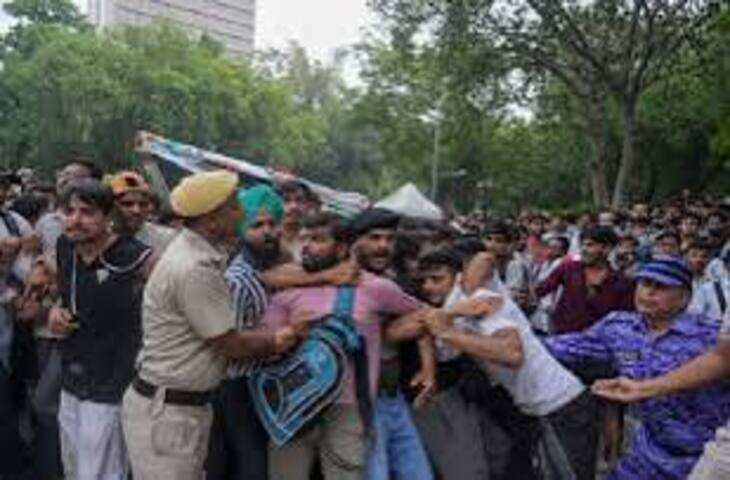 जंतर-मंतर से हटाए गए CJP के प्रदर्शनकारी, फुटेज में देंखे संसद की ओर बढ़ने पर पुलिस का लाठीचार्ज; कई घायल