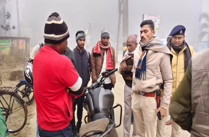 सहरसा जिले के नंदलाली मेन रोड पर गुरुवार सुबह एक स्टूडेंट की लाश संदिग्ध हालात में मिलने से इलाके में भारी हंगामा मच गया। स्थानीय लोगों की मदद से स्टूडेंट को तुरंत सदर अस्पताल ले जाया गया, जहां डॉक्टरों ने उसे मृत घोषित कर दिया। मृतक की पहचान MLT कॉलेज के 21 साल के स्टूडेंट राहुल कुमार के रूप में हुई है। परिवार ने मौत पर शक जताया है और पुलिस से हाई लेवल और निष्पक्ष जांच की मांग की है।  मृतक राहुल कुमार भीरा थाना इलाके के सत्तार गांव (वार्ड 2) के रहने वाले मिश्री राम का 21 साल का बेटा था। परिवार के मुताबिक, राहुल एक होनहार स्टूडेंट था और हमेशा की तरह गुरुवार सुबह 5:00 बजे अपने गांव से बाइक से सहरसा शहर में कोचिंग के लिए निकला था। परिवार ने बताया कि घर से निकलने के कुछ देर बाद ही सुबह 7:00 बजे उन्हें सूचना मिली कि राहुल नंदलाली मेन रोड पर सड़क किनारे पड़ा है। सूचना मिलते ही इलाके में दहशत फैल गई। आस-पास के लोग उसे तुरंत इलाज के लिए सदर अस्पताल ले गए, लेकिन तब तक बहुत देर हो चुकी थी।  राहुल के परिवार ने इस बात पर गहरा शक जताया है कि उसकी मौत सड़क हादसा थी या हत्या, और पुलिस प्रशासन से निष्पक्ष जांच करने की मांग की है। सदर थाने के सब-इंस्पेक्टर जितेंद्र कुमार ने कहा कि पुलिस ने बॉडी को कब्जे में लेकर पोस्टमॉर्टम की प्रक्रिया शुरू कर दी है। उन्होंने कहा कि मामला संदिग्ध है और मौत का सही कारण पोस्टमॉर्टम रिपोर्ट और पुलिस जांच के बाद ही पता चलेगा।