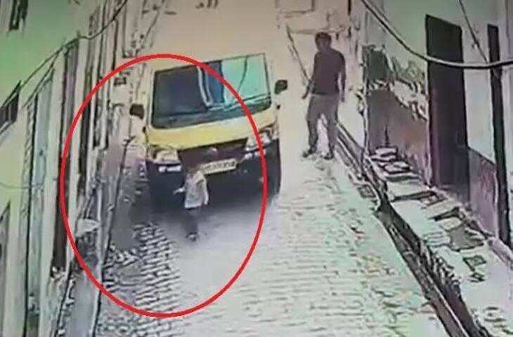 बल्लभगढ़ में स्कूल वैन के नीचे आया छह साल का बच्चा, ऊपर से गुजर गई वैन; बाल-बाल बचा मासूम