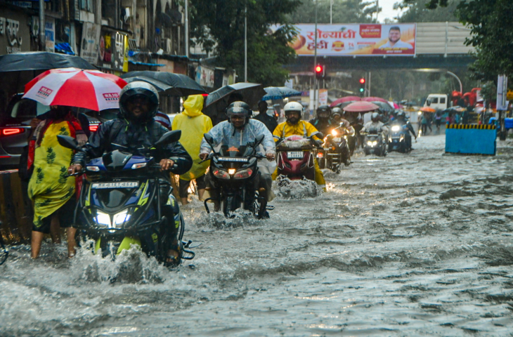 Mumbai Weather News: मूसलाधार बारिश से मुंबई बेहाल, रेलवे की 16 ट्रेनें रद्द, पुणे एक्सप्रेसवे बंद, फ्लाइट्स पर भी असर​​​​​​​