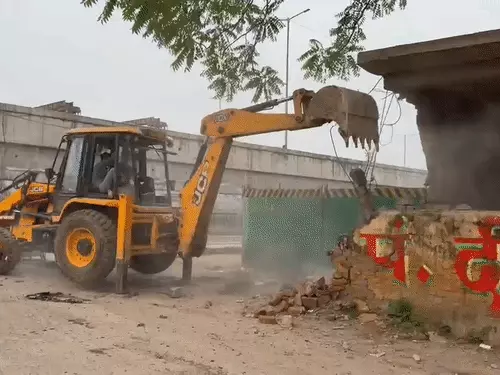 कानपुर के बर्रा-6 में कब्रिस्तान के अतिक्रमण पर चला बुलडोजर, विरोध के बीच भारी पुलि