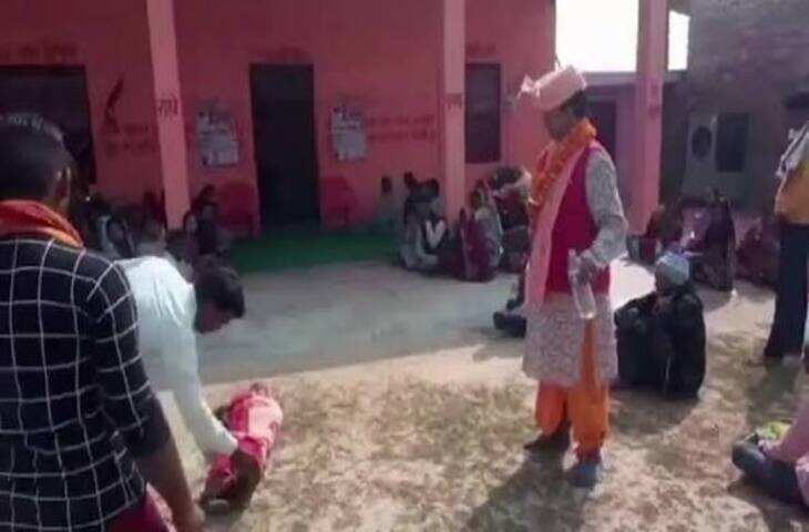 कानपुर का &lsquo;बोतल बाबा&rsquo; विवादों में: अश्लील हरकत के आरोप, अनुयायियों में अब भी अटूट आस्था