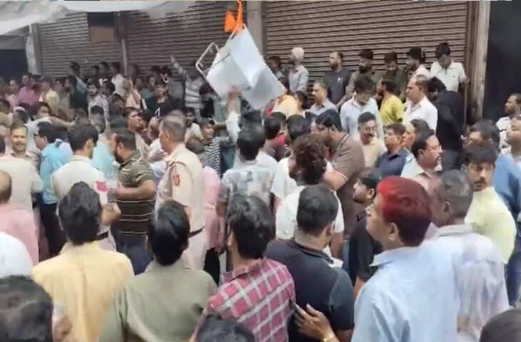 पालम अग्निकांड के पीड़ितों से मिलने पहुंचे अरविंद केजरीवाल, कार्यकर्ताओं के बीच झड़प, AAP ने बीजेपी पर लगाए आरोप