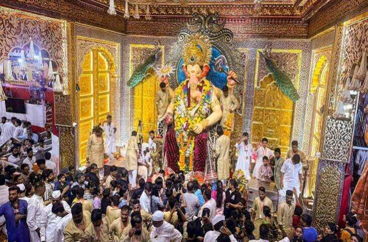 लालबाग के राजा की विदाई में झूमी काशी; VIDEO:फूलों से सजे रथ पर निकले लालबाग के राजा; &lsquo;गणपति बप्पा मोरया&rsquo; से गूंजा शहर