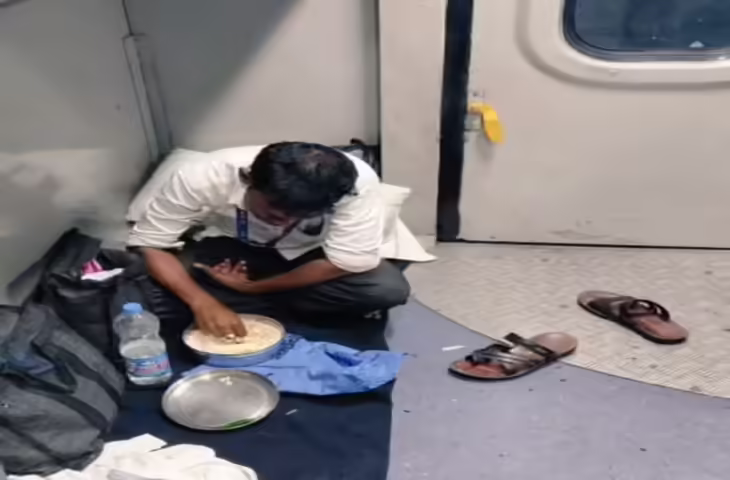 AC कोच के बाहर फर्श पर खाना खाते अटेंडेंट वायरल, हालत देख लोग बोले- इन्हें भी सीट मिलनी चाहिए