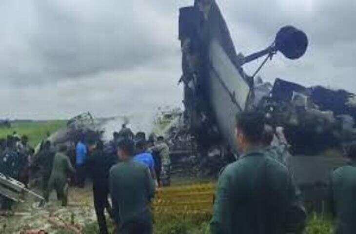 असम के जोरहाट स्थित भारतीय वायुसेना स्टेशन पर शनिवार सुबह एक बड़ा विमान हादसा हो गया। जानकारी के अनुसार, भारतीय वायुसेना का AN-32 मालवाहक विमान एयरबेस पर लैंडिंग के दौरान दुर्घटनाग्रस्त हो गया। हादसे के बाद एयरबेस और आसपास के क्षेत्र में हड़कंप मच गया। प्रारंभिक रिपोर्टों के मुताबिक दुर्घटना में विमान के पायलट के जान गंवाने की आशंका जताई जा रही है, हालांकि वायुसेना की ओर से अभी तक इसकी आधिकारिक पुष्टि नहीं की गई है।  बताया जा रहा है कि AN-32 विमान नियमित सैन्य अभियान के तहत उड़ान भर रहा था और जोरहाट वायुसेना स्टेशन पर उतरने की प्रक्रिया में था। इसी दौरान किसी तकनीकी खराबी या अन्य कारणों से विमान नियंत्रण खो बैठा और एयरबेस परिसर में ही दुर्घटनाग्रस्त हो गया। हादसे के तुरंत बाद राहत और बचाव दल मौके पर पहुंच गए तथा स्थिति को नियंत्रित करने के प्रयास शुरू किए गए।  प्रत्यक्षदर्शियों के अनुसार, विमान के दुर्घटनाग्रस्त होते ही जोरदार आवाज सुनाई दी और कुछ ही देर में घटनास्थल से धुएं का गुबार उठता दिखाई दिया। एयरबेस के सुरक्षा कर्मियों और आपातकालीन सेवाओं ने तत्काल कार्रवाई करते हुए क्षेत्र को घेर लिया। बचाव दल ने विमान में मौजूद चालक दल के सदस्यों को निकालने का प्रयास शुरू किया।  भारतीय वायुसेना ने घटना की पुष्टि करते हुए कहा है कि जोरहाट एयरबेस पर AN-32 विमान से जुड़ा एक हादसा हुआ है। हालांकि दुर्घटना के कारणों और इसमें हुए नुकसान को लेकर विस्तृत जानकारी अभी सामने नहीं आई है। वायुसेना ने कहा कि मामले से संबंधित सभी तथ्यों की जांच की जा रही है और जल्द ही आधिकारिक जानकारी साझा की जाएगी।  AN-32 भारतीय वायुसेना के प्रमुख परिवहन विमानों में से एक माना जाता है। इसका उपयोग सैनिकों, सैन्य उपकरणों, रसद सामग्री और अन्य आवश्यक सामान की ढुलाई के लिए किया जाता है। विशेष रूप से दुर्गम और पहाड़ी क्षेत्रों में यह विमान अहम भूमिका निभाता है। भारतीय वायुसेना के बेड़े में AN-32 लंबे समय से सेवा दे रहा है और कई महत्वपूर्ण सैन्य अभियानों का हिस्सा रहा है।  हादसे के बाद वायुसेना के वरिष्ठ अधिकारी घटनास्थल पर पहुंच गए हैं। प्रारंभिक जांच शुरू कर दी गई है और दुर्घटना के कारणों का पता लगाने के लिए तकनीकी विशेषज्ञों की टीम भी तैनात की गई है। संभावना जताई जा रही है कि ब्लैक बॉक्स और अन्य तकनीकी रिकॉर्ड की जांच के बाद हादसे की असली वजह सामने आ सकेगी।  फिलहाल पूरे मामले पर वायुसेना की ओर से विस्तृत बयान का इंतजार किया जा रहा है। वहीं, इस दुर्घटना ने एक बार फिर सैन्य विमानों की सुरक्षा और तकनीकी निगरानी को लेकर चर्चा तेज कर दी है। स्थानीय प्रशासन भी वायुसेना के साथ समन्वय बनाकर राहत एवं जांच कार्यों में सहयोग कर रहा है।
