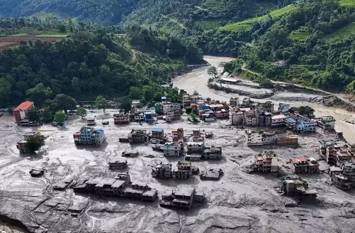 Nepal में जलप्रलय और बर्फबारी का डबल अटैक: भारी बारिश व आंधी का अलर्ट जारी, हजारों लोग अब भी लापता