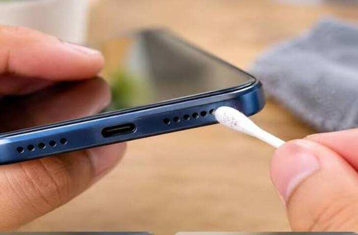 Smartphone Tips: फोन का स्पीकर हो गया है धीमा? घर पर इन आसान तरीकों से साफ करें धूल