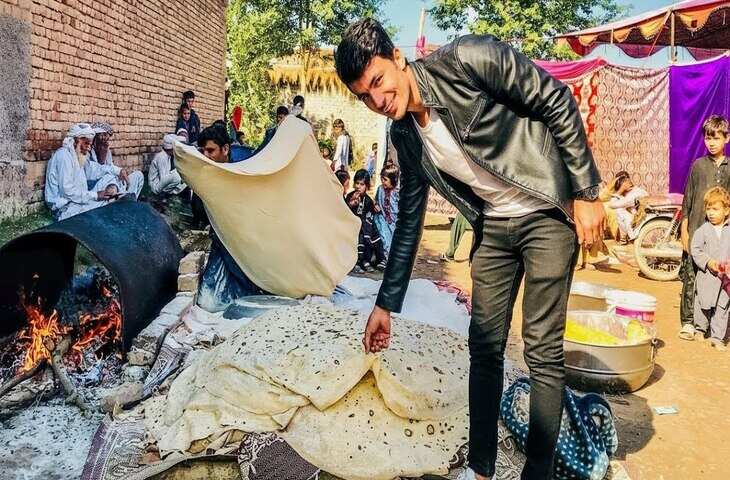 VIDEO Viral: बिना बेलन के बनाई जाती है इतनी बड़ी रोटी, पाकिस्तानी शादी में कारीगरों का अनोखा हुनर देख लोग हुए हैरान