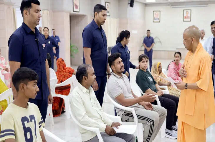 जनता दर्शन में सीएम योगी का सख्त संदेश, बोले- शिक्षा और स्वास्थ्य सरकार की प्राथमिकता, शिकायतों का समय पर हो निस्तारण
