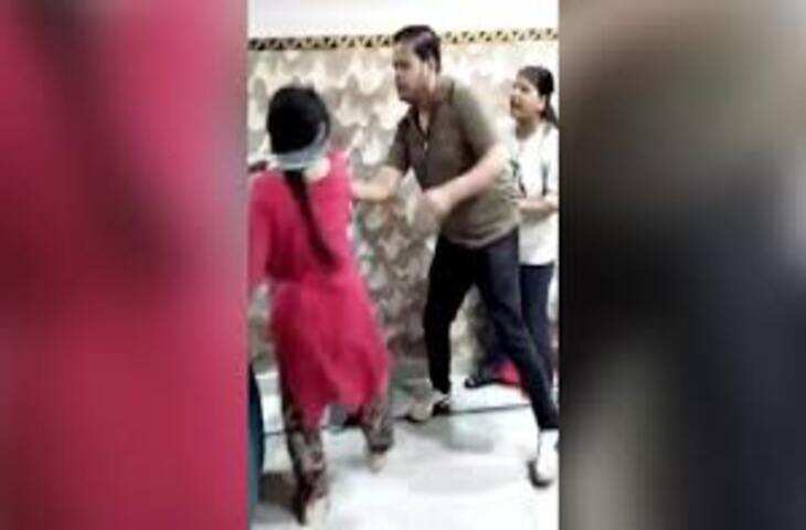 बीवी ने रंगे हाथों पकड़ा तो सरेआम गर्लफ्रेंड से पिटवाया, तमाशा देखते रहे लोग, वीडियो वायरल