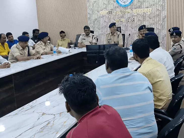 बुरहानपुर में गणेश विसर्जन को लेकर पुलिस की तैयारी, एसपी ने पंडाल आयोजकों की बैठक लेकर दिए जरूरी निर्देश