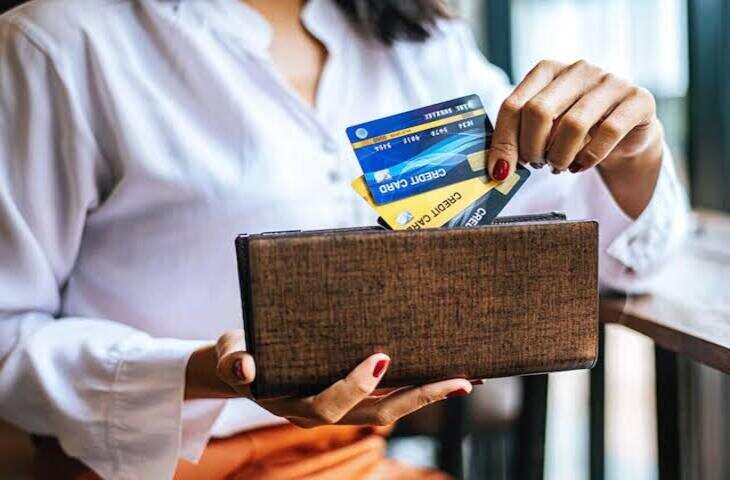 2, 5 या 10... आखिर कितने क्रेडिट कार्ड रख सकते हैं आप? जानें RBI का नियम