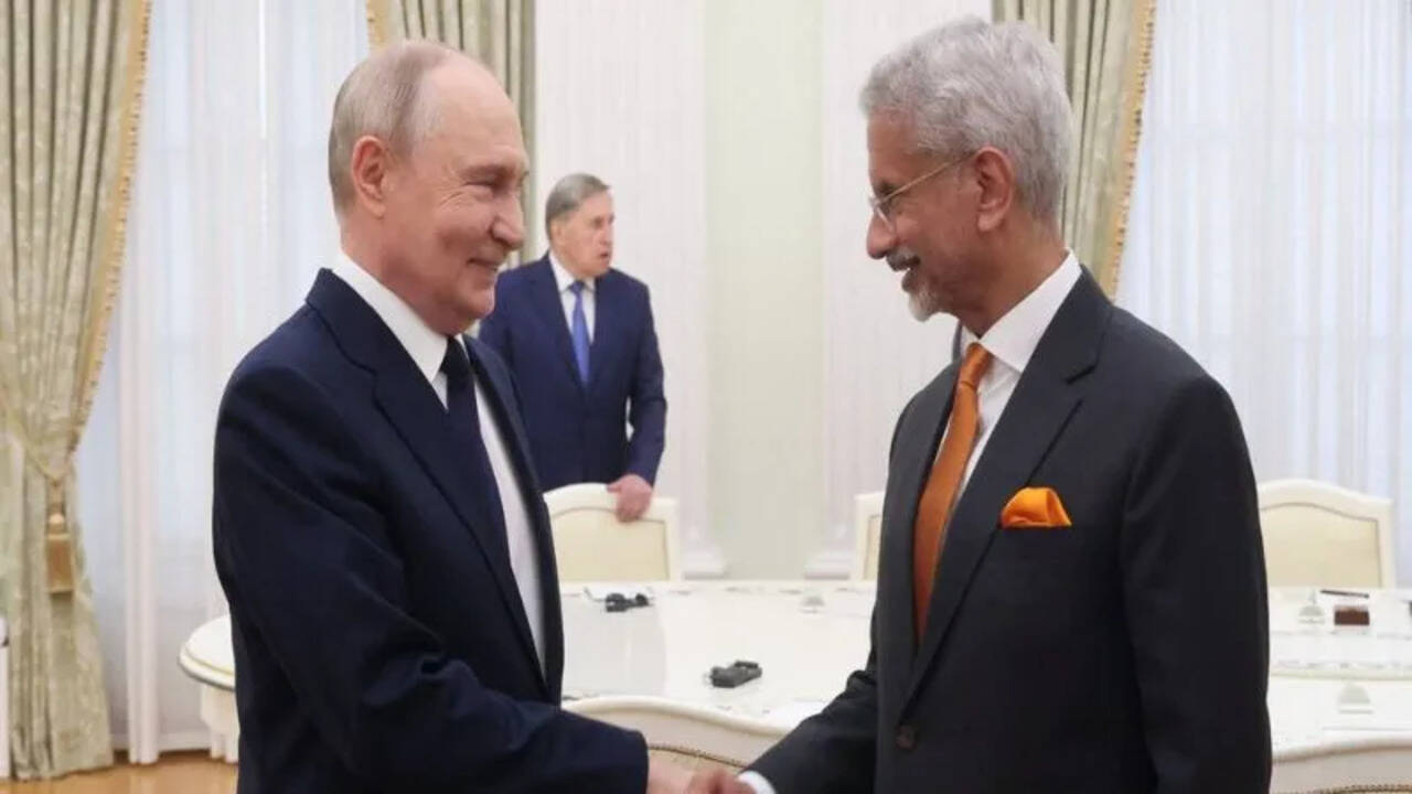 S Jaishankar Meets Putin: पुतिन से मिले एस जयशंकर, बोले- BRICS समिट में भारत आने पर स्वागत के लिए तैयार हैं PM मोदी