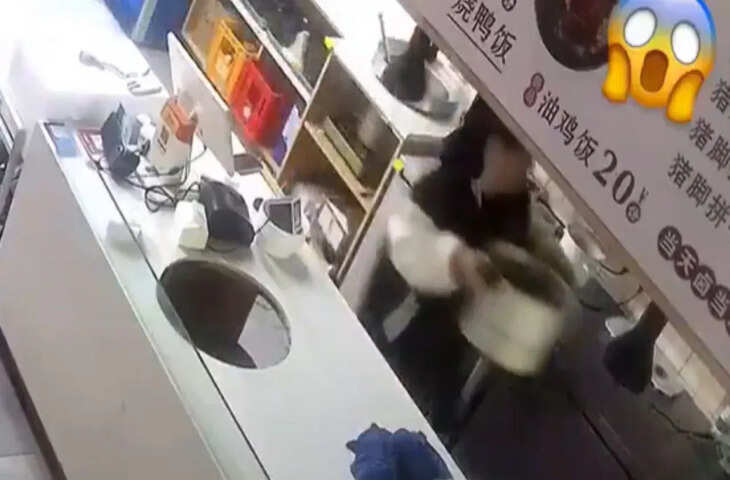 खोलता हुआ तेल सीधा मुंह पर गिरा, एक गलती के कारण हुआ भंयकर हादसा, वायरल वीडियो देख सहम जाएंगे आप