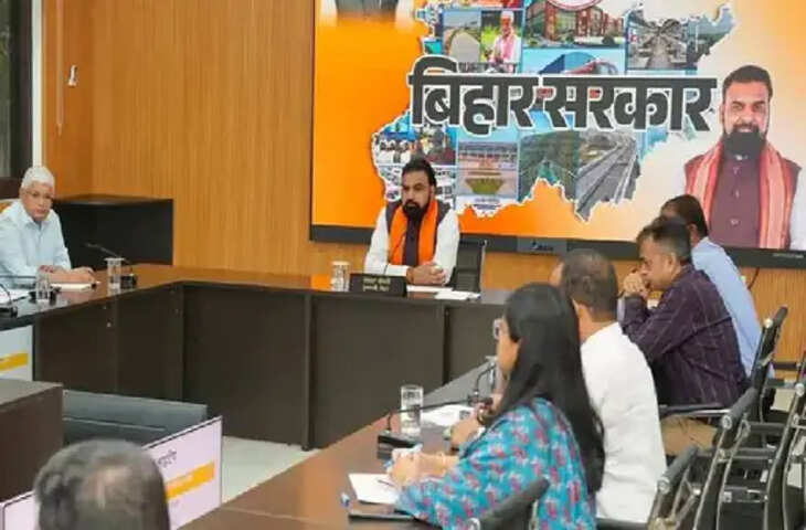 पटना में अब सोलर बेस्ड स्ट्रीट लाइट ही लगेगी, बिजली की खपत घटेगी; खराब लाइटों की समस्या से भी मिलेगी राहत